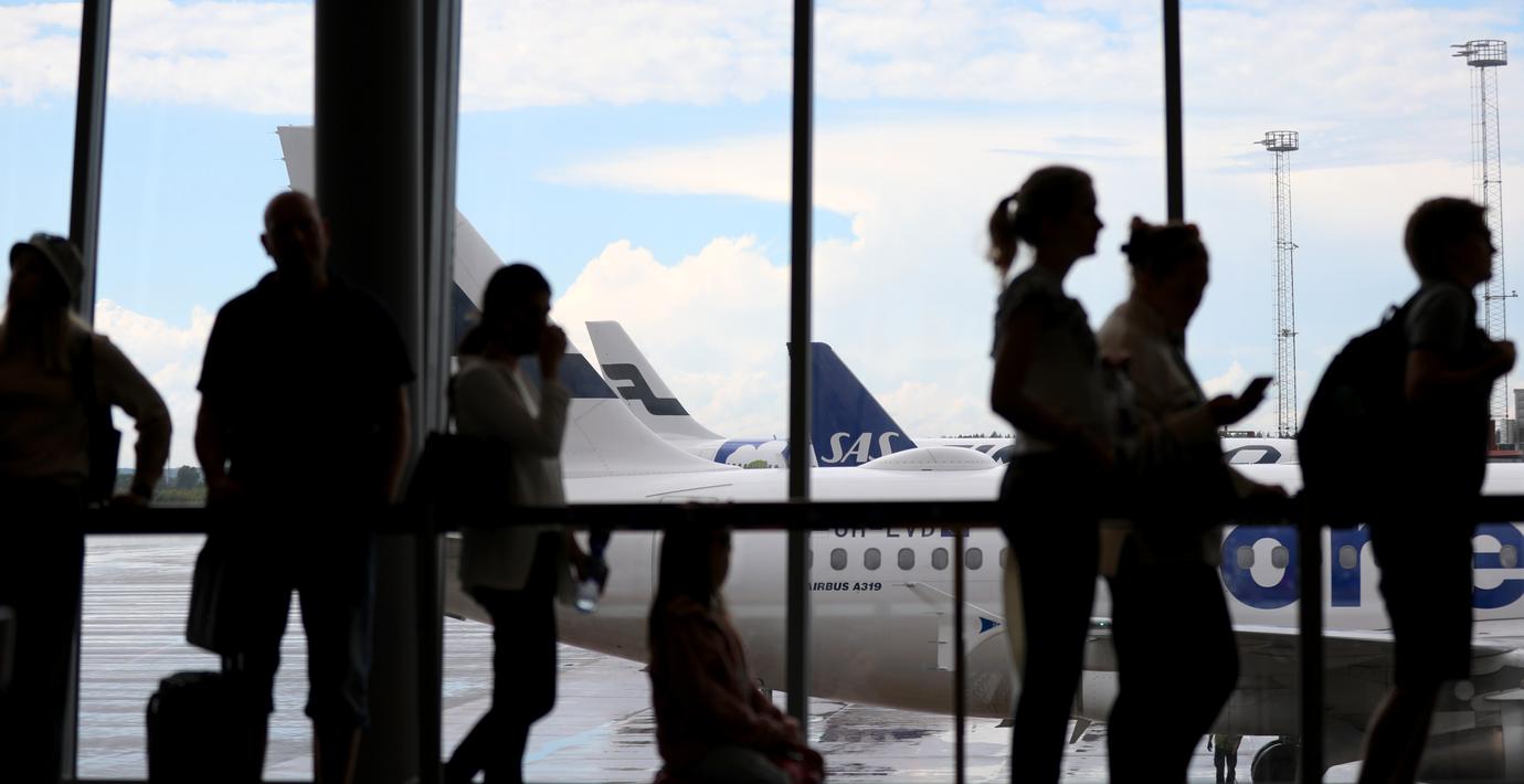 Pratade i telefon på Arlanda – röjde uppgifter om Natomöte