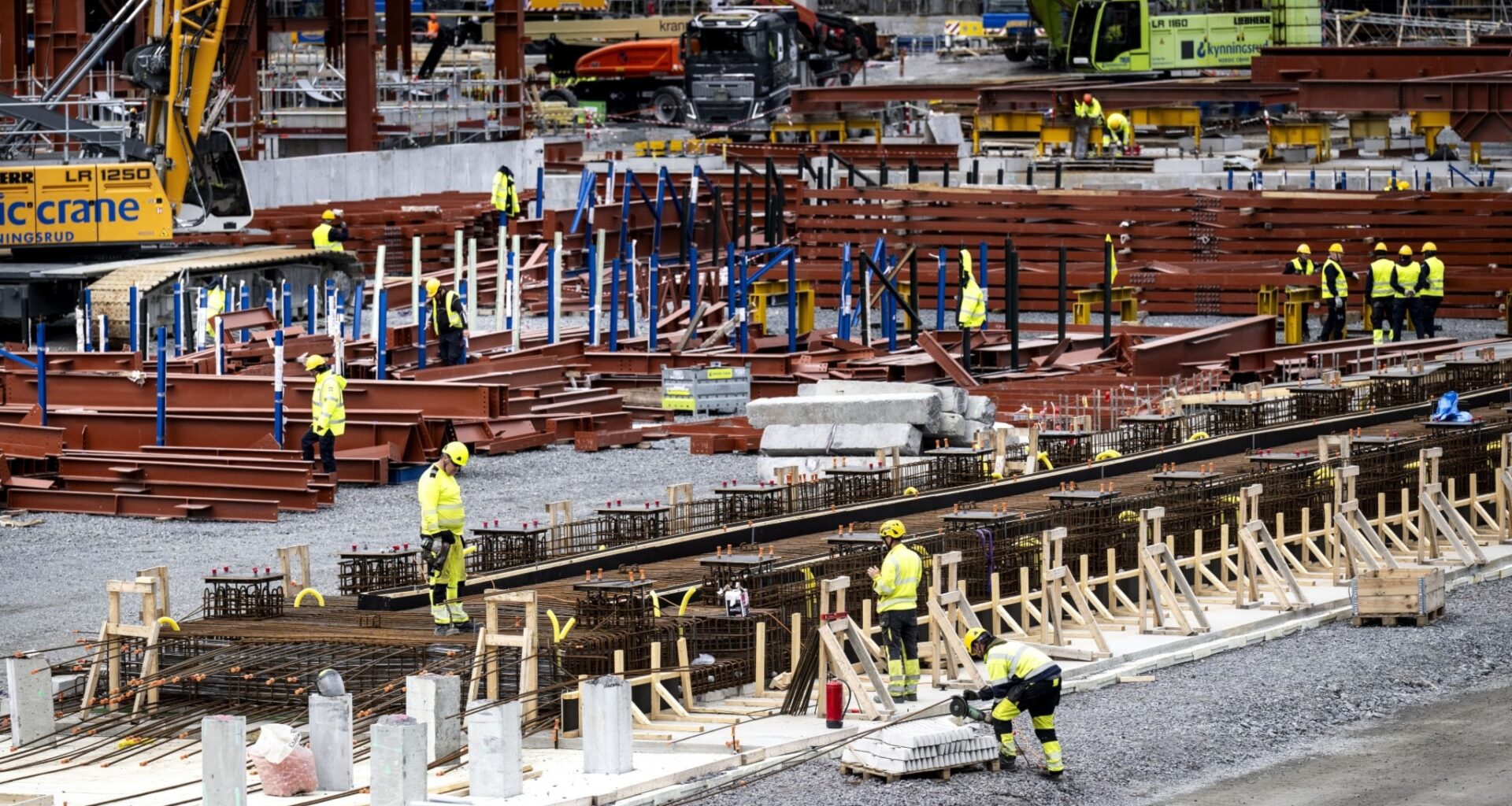 Flera anställda vid bygget av stålverket i Boden måste lämna Sverige - Radio Sweden på lätt svenska