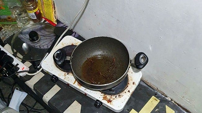 De åtta rumänska medborgarna hade en kokplatta att laga mat på.