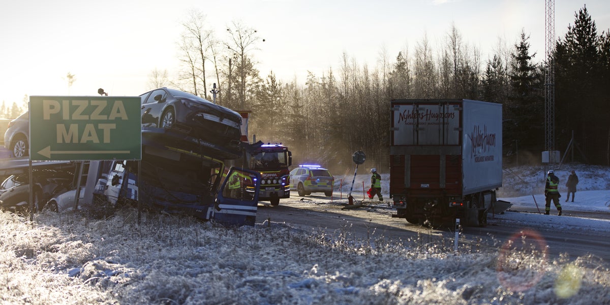 Två lastbilar och en buss i olycka på E4 vid Pitsund - Piteå-Tidningen
