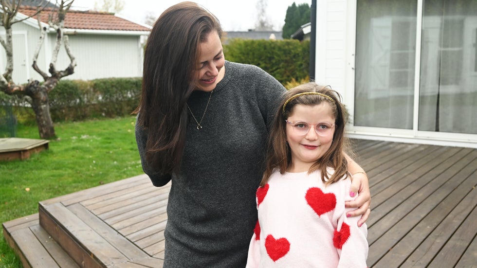 Sju av barnen som felaktigt friskförklarats av barnhjärtläkaren bedöms som allvarliga fall. Eliza, 8, i Jönköping är ett av dem. FOTO: Alexandra Locking.