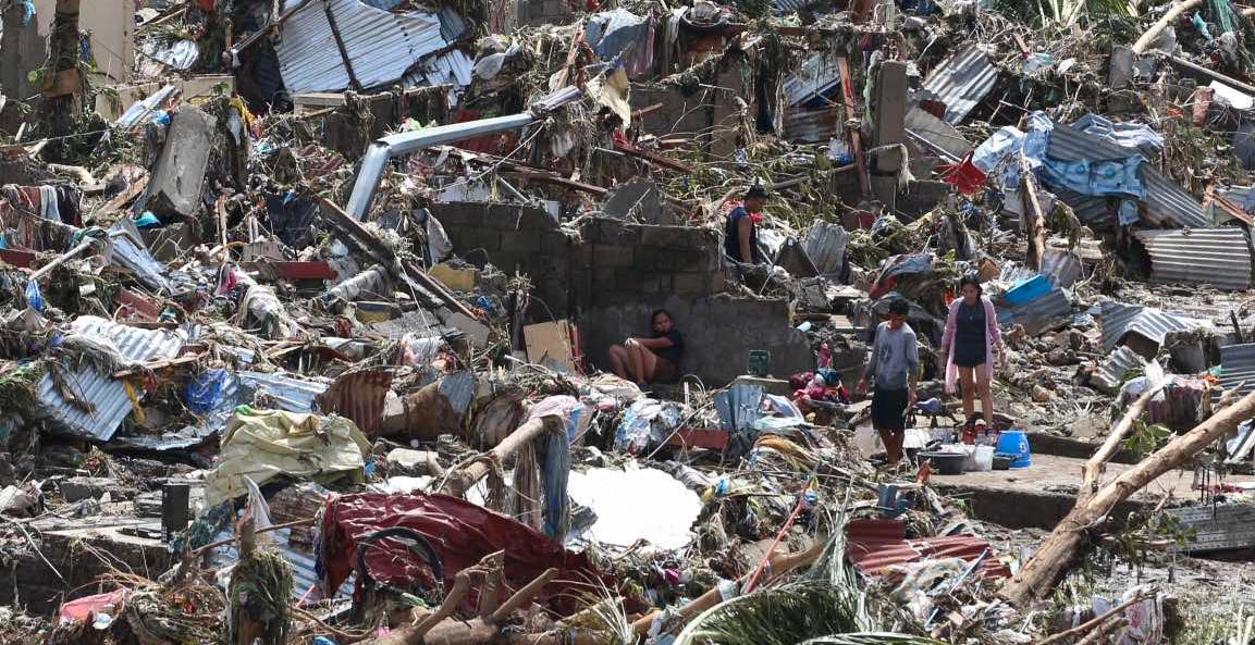 Dödssiffran stiger – tyfonen drar vidare mot Vietnam