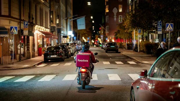 Många matbud använder tvåtaktsmopeder. Matbudsföretagen tiger om hur många de har i sina flottor.