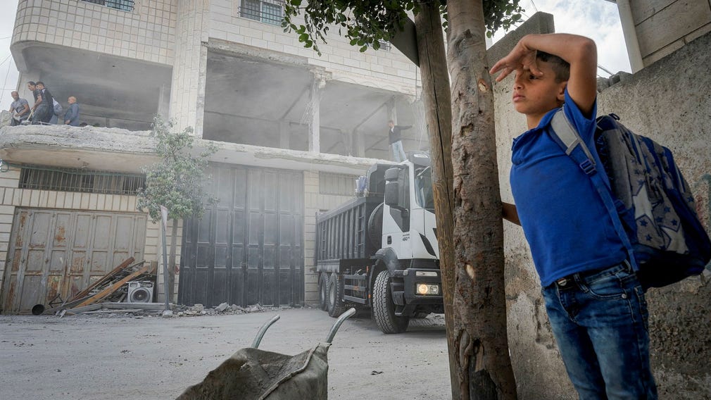 Layth är på väg hem från skolan och stannar för att titta på huset.