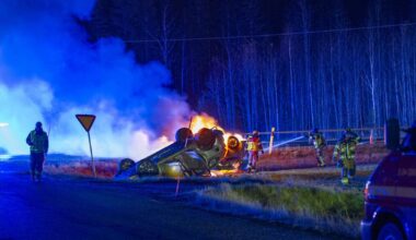 Bil fattade eld efter krock – väg avstängd