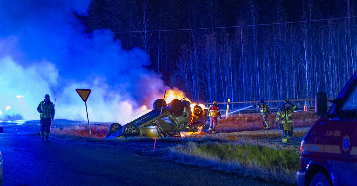 Bil fattade eld efter krock – väg avstängd