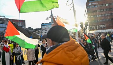 Bussar i Stockholm ändrar rutt för Gazaprotester – M-toppen rasar