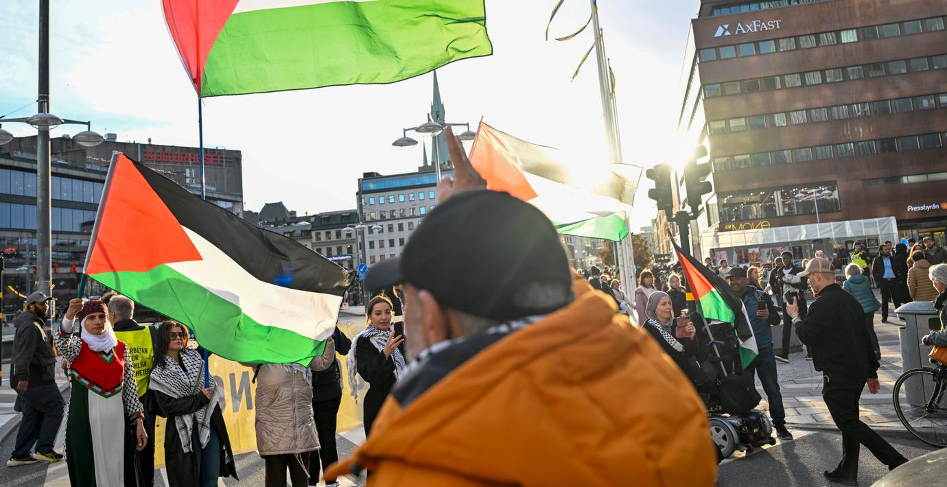 Bussar i Stockholm ändrar rutt för Gazaprotester – M-toppen rasar