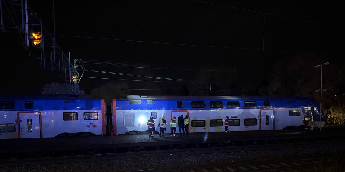 Uppgifter: kontaktledning rasade ner på tåg vid Knivsta station - UNT