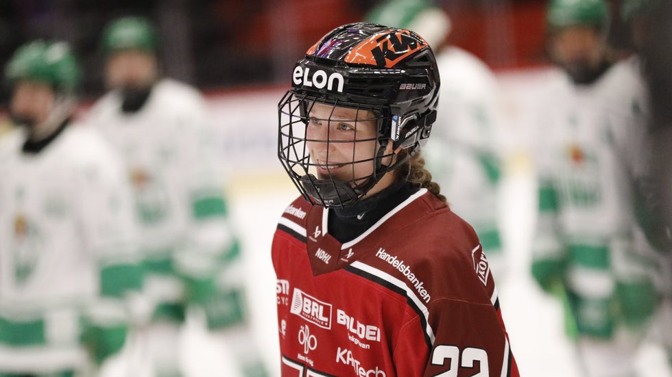 Kajsa Armborg kunde le trots strafförlusten mot Rögle. Örebro Hockeys damer gjorde en heroisk insats med bara 13 utespelare.