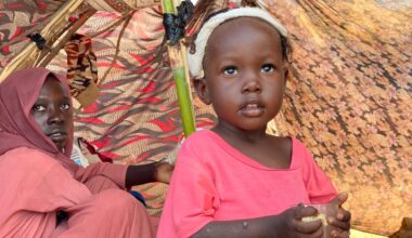 13-årig flicka flydde med sin lillebror på ryggen: ”Döden fanns överallt”