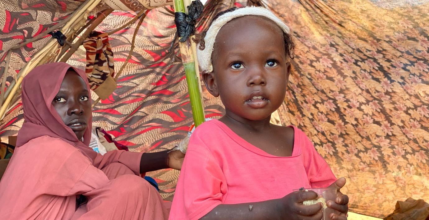 13-årig flicka flydde med sin lillebror på ryggen: ”Döden fanns överallt”