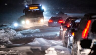 Bandvagnar sätts in – vatten och filtar till bilister