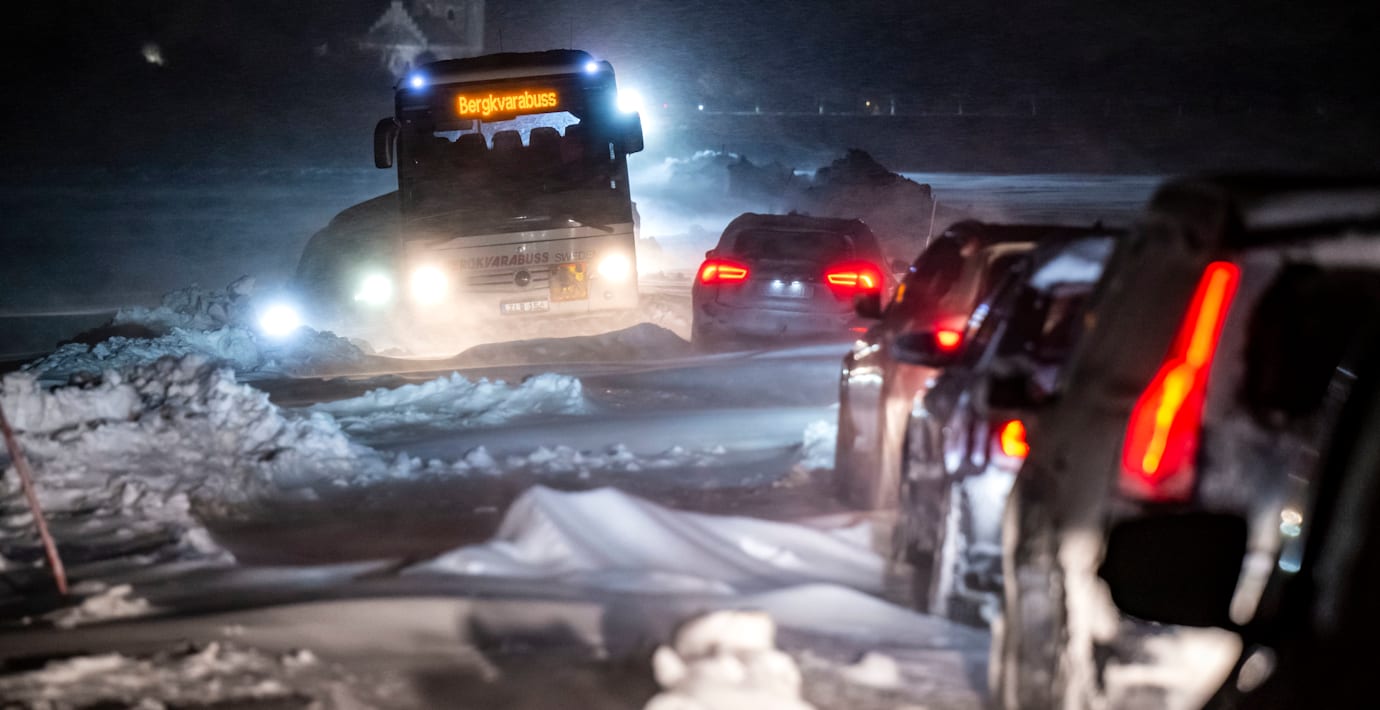 Bandvagnar sätts in – vatten och filtar till bilister