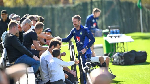 Graham Potter hälsar på svenska fans i samband med sin första träning som förbundskapten.