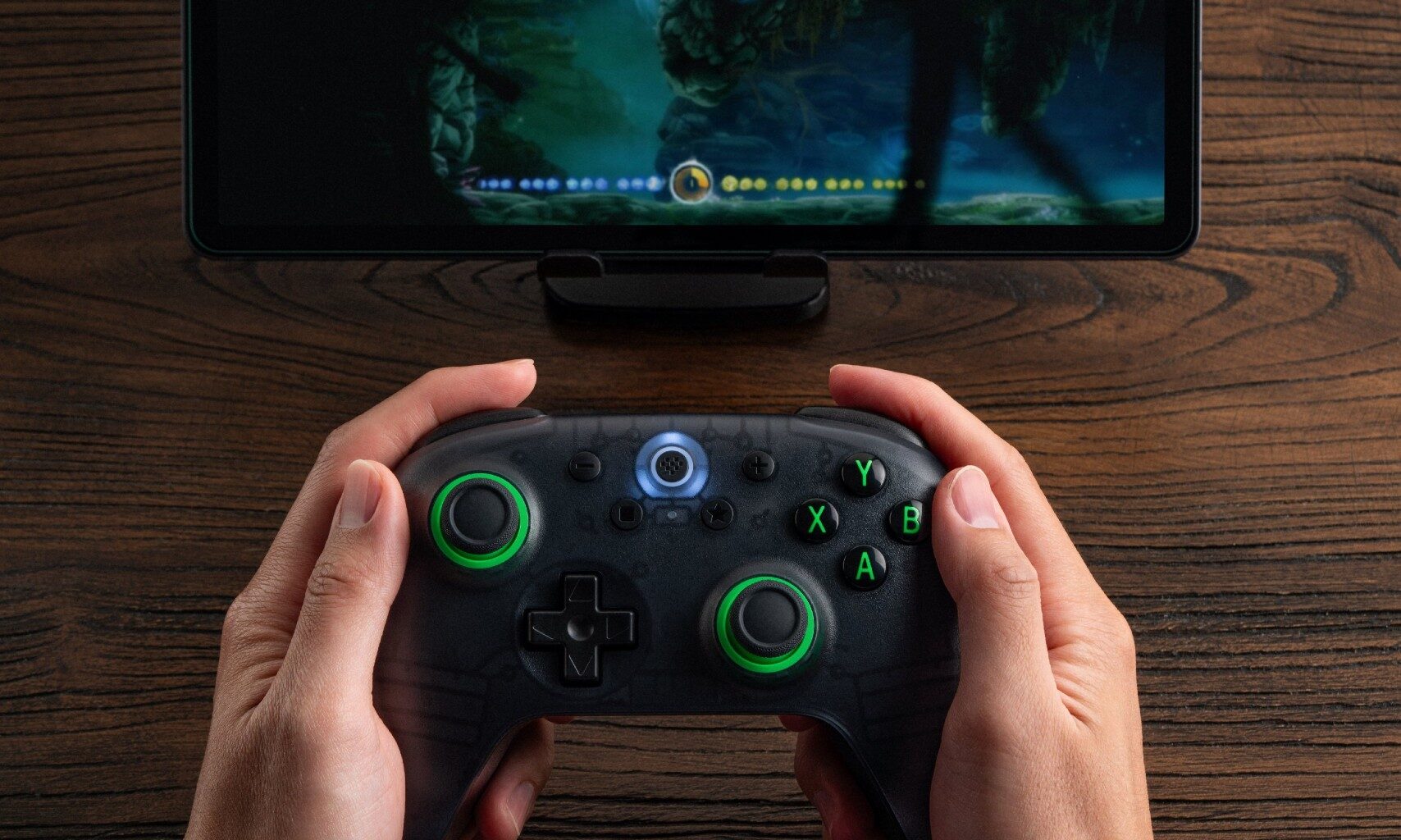 8BitDo lanserar en ny transparent version av sin trådlösa styrenhet Ultimate 2C