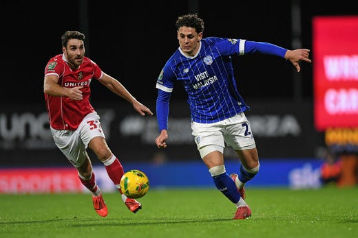 Tidigare Siriusspelaren Yousef Salech, nu i Cardiff, utmanas av Wrexhams Matthew James.