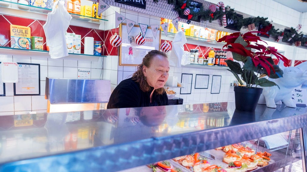 Bettina Sørensen jobbar i smørrebrødsdisken hos den lokala slaktaren. Nyligen flyttade hennes son med familj in i hennes lägenhet på grund av de höga bostadspriserna i Köpenhamn.