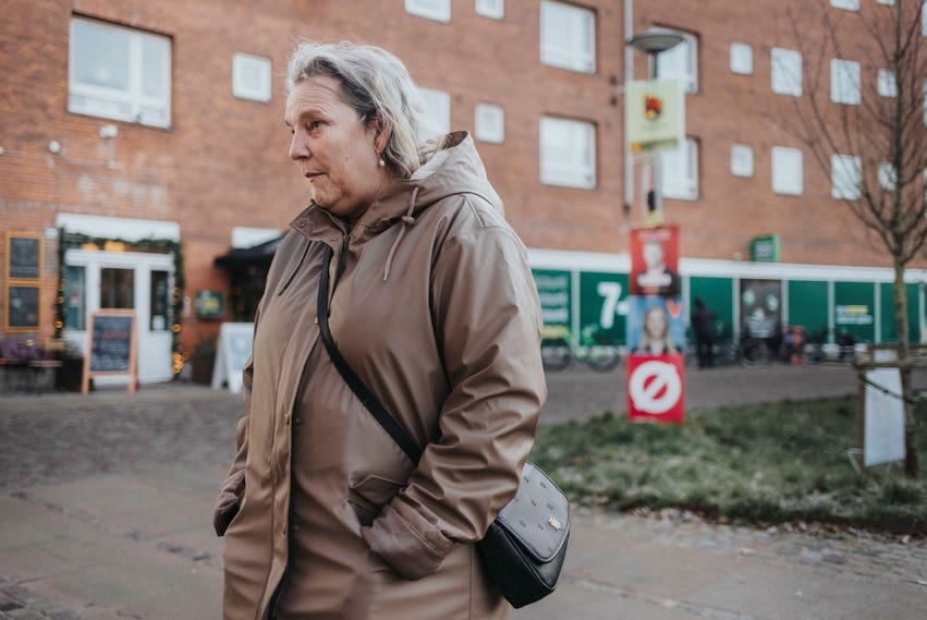 ”Det har blivit för dyrt med bostad, det måste ske något drastiskt nu,” säger Köpenhamnsbon Lene. 53 år gammal har hon tvingats flytta hem till sina föräldrar på grund av de höga bostadspriserna.