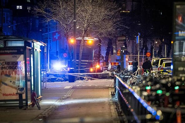 DN Direkt – Buss har kört in i kur på Östermalm – flera allvarligt skadade