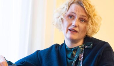 Anna-Karin Hatt löser ut historisk fallskärm