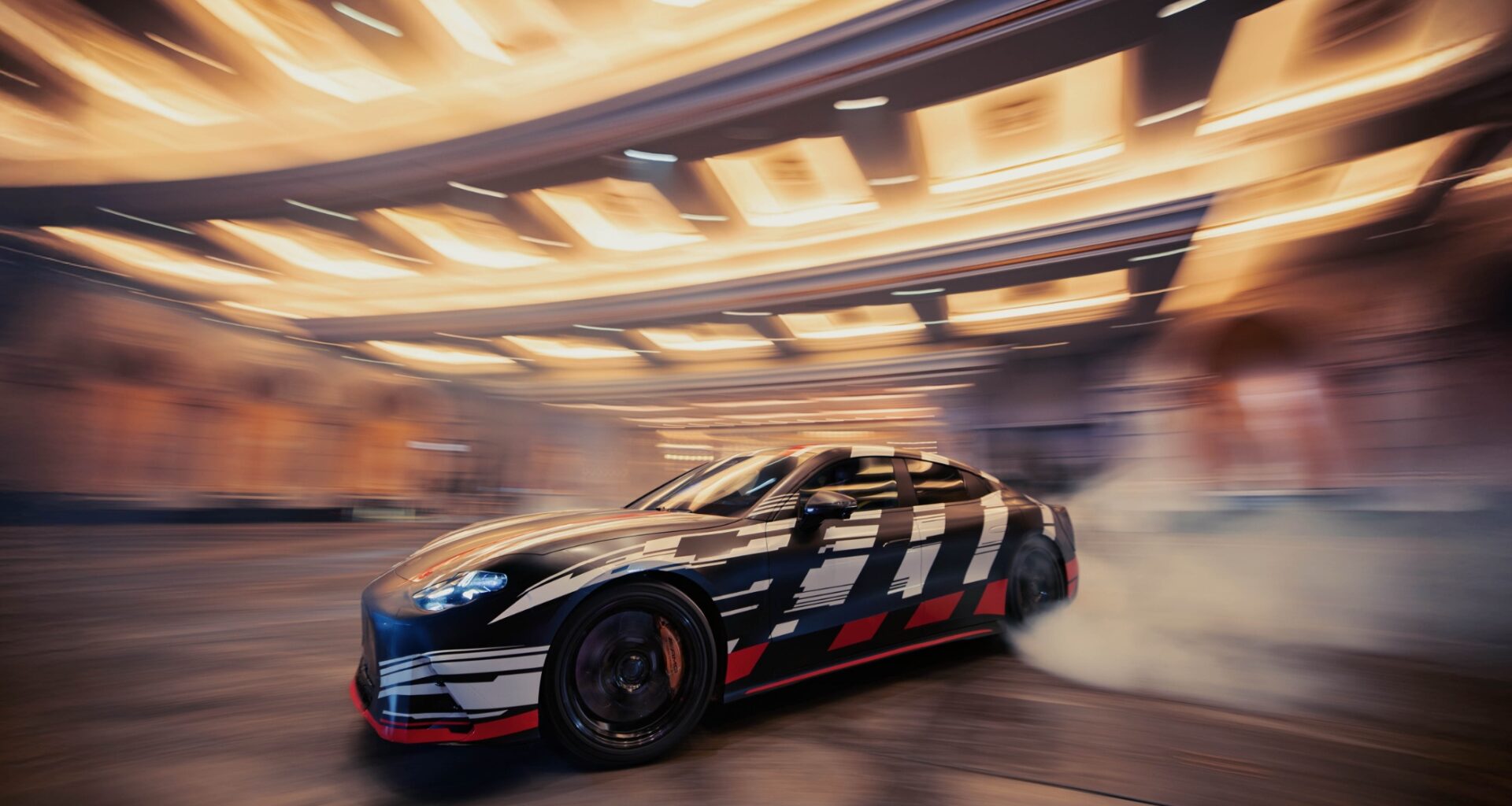 Drifting och skrikande däck – AMG teasar första egna elbil