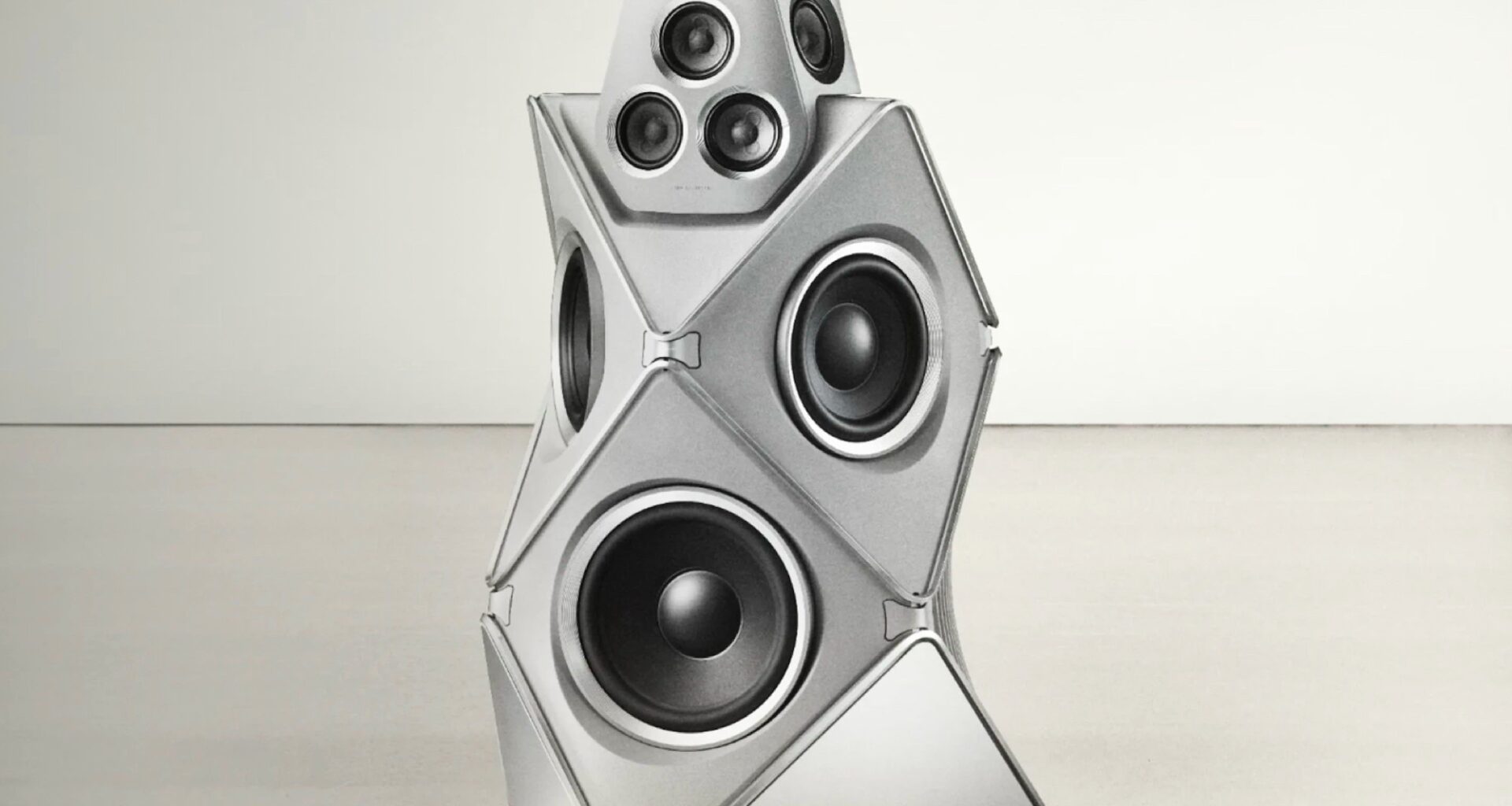 B&O Beolab 90 Titan Edition rymmer 18 högtalare och 8 200 watt i ett metallhölje