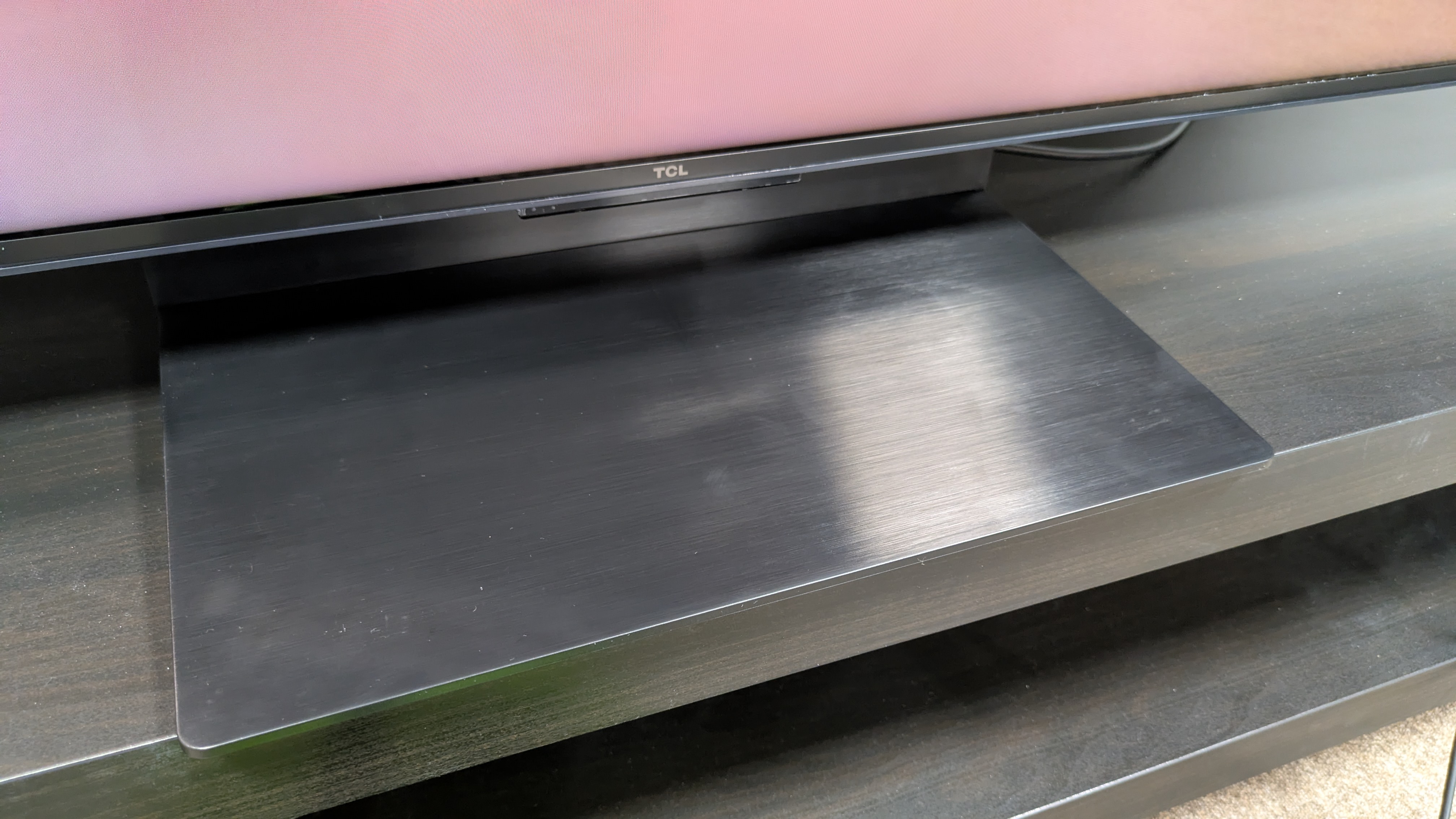 TCL C7K och dess stativ.