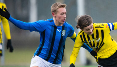 250301 En ordentlig tröjdragning när Sölvesborgs lagkapten Hugo Borstam försöker stoppa IFK Hässleholms Gustaf Winroth i träningsmatchen mellan IFK Hässleholm och Sölvesborg i Sösdala 1 mars 2025.