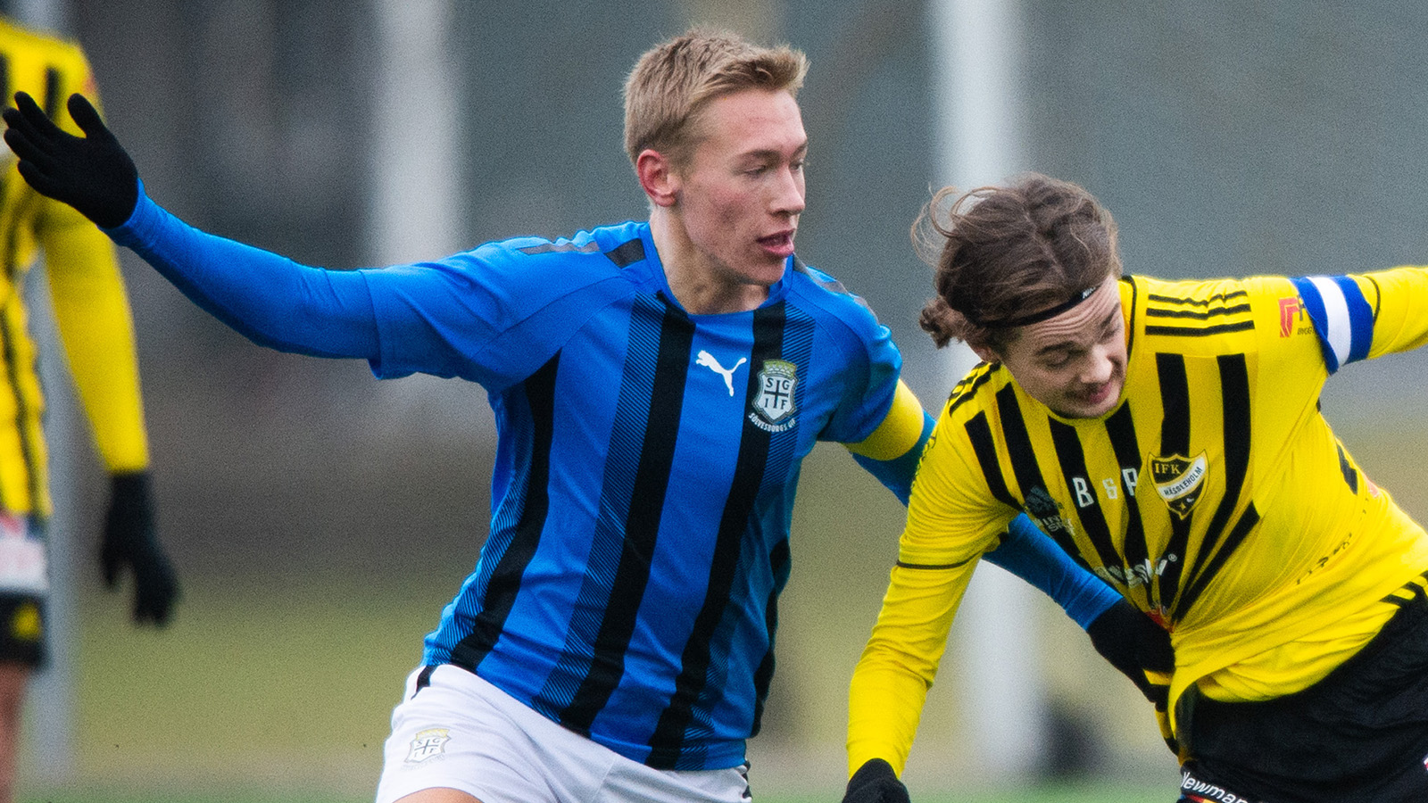 250301 En ordentlig tr&ouml;jdragning n&auml;r S&ouml;lvesborgs lagkapten Hugo Borstam f&ouml;rs&ouml;ker stoppa IFK H&auml;ssleholms Gustaf Winroth i tr&auml;ningsmatchen mellan IFK H&auml;ssleholm och S&ouml;lvesborg i S&ouml;sdala 1 mars 2025.