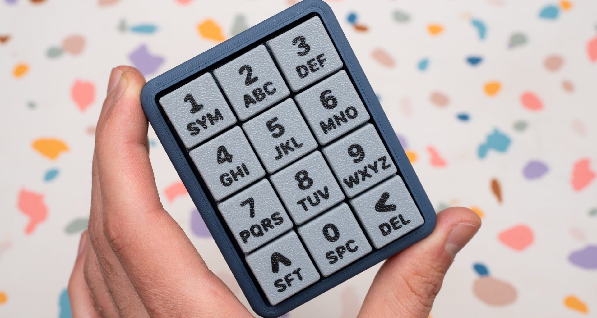 Fantasifullt projekt med mekaniskt tangentbord återupplivar skrivandet på dumma telefoner på det mest upprörande sättet - gratis DIY-planer tillgängliga