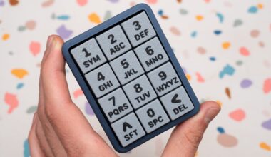 Fantasifullt projekt med mekaniskt tangentbord återupplivar skrivandet på dumma telefoner på det mest upprörande sättet - gratis DIY-planer tillgängliga