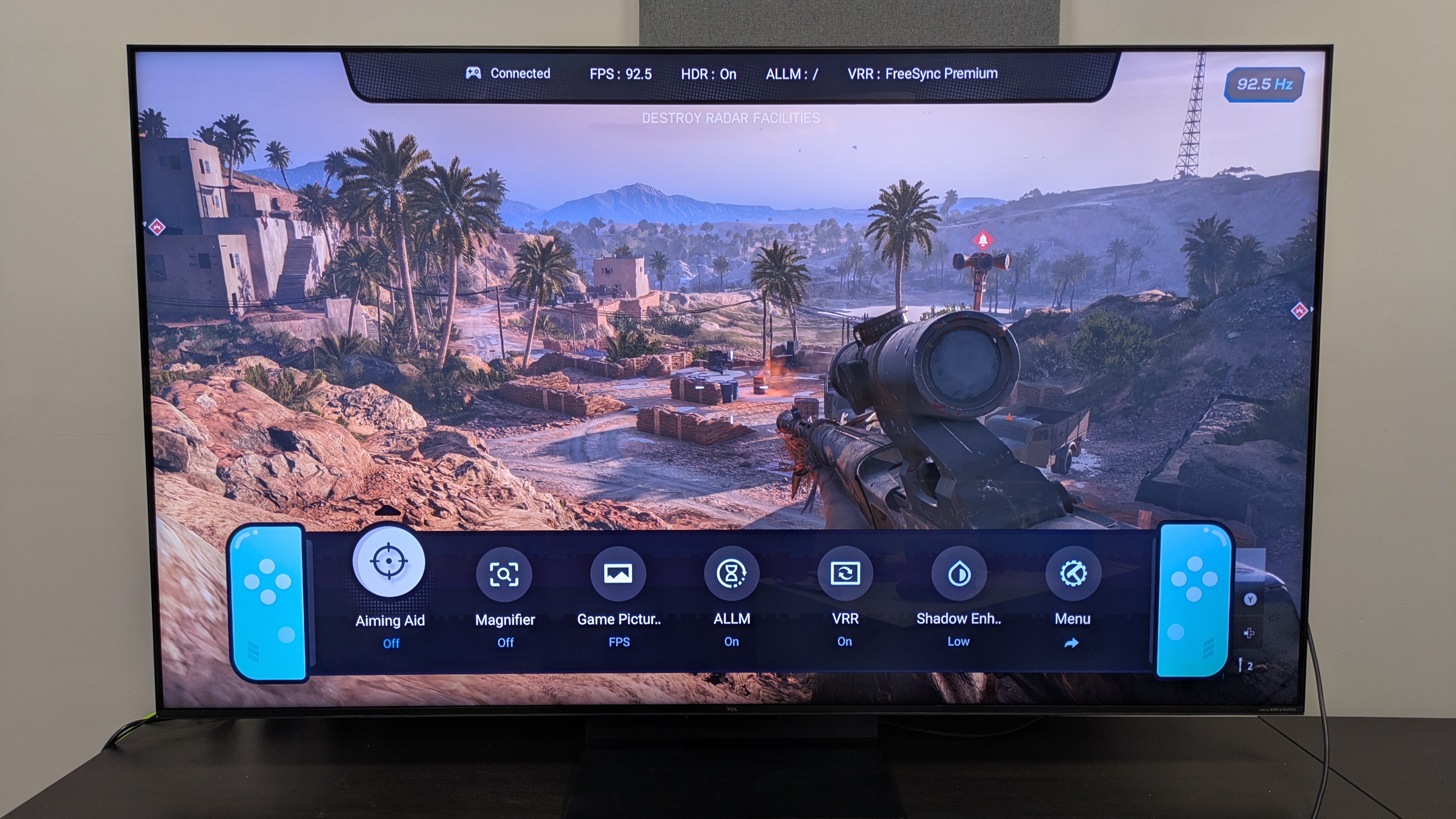 TCL C7K med Battlefield V p&aring; sk&auml;rmen.
