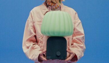 IKEA Kulglass kombinerar en Bluetooth-högtalare och en lampa till en färgglad och funktionell prydnad för hemmet