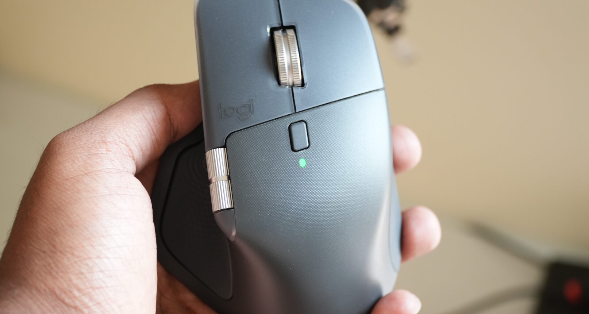 Jag använde Logitech MX Master 4 för spel så att du inte behöver