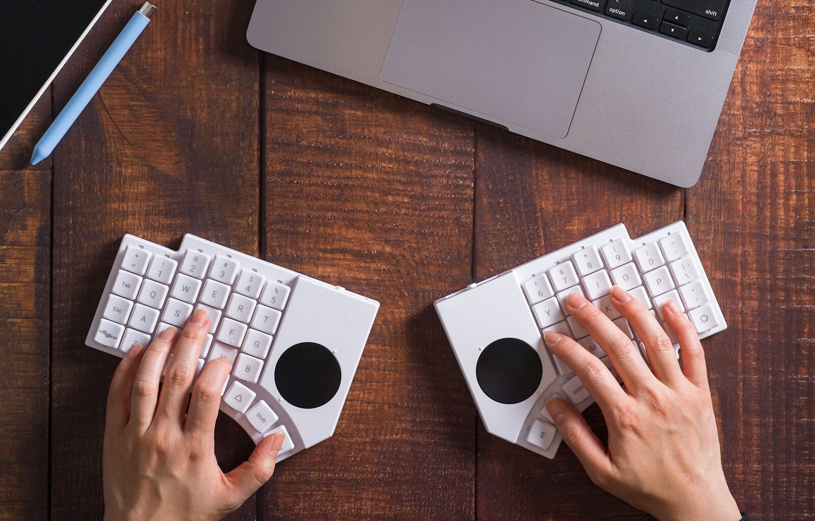 MoErgo Go60: Det nya trådlösa mekaniska tangentbordet Split Ergo har dubbla pekplattor, tysta brytare och hypereffektiv ZMK-firmware med öppen källkod