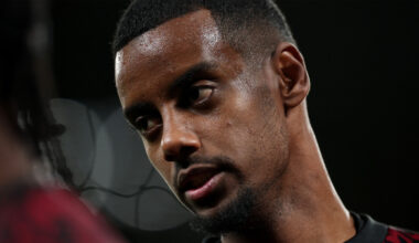 Isak agerar efter dödshoten – köpt vakthund