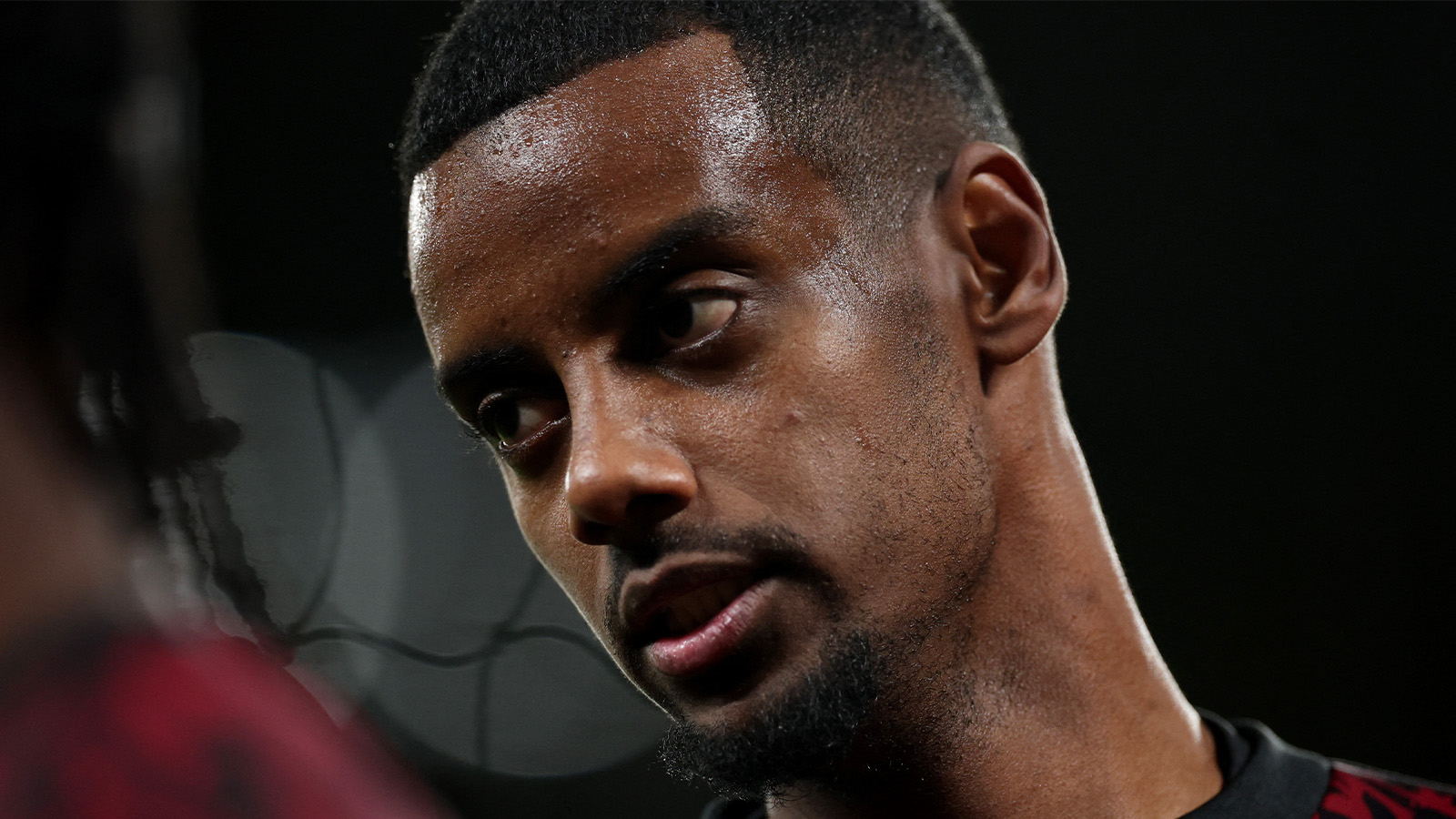 Isak agerar efter dödshoten – köpt vakthund