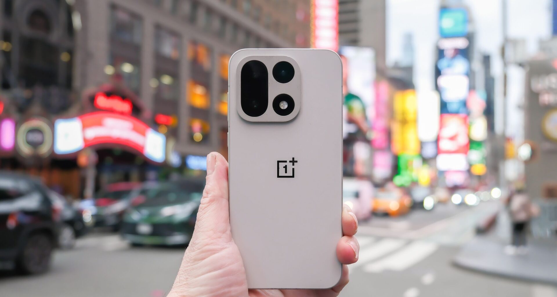 OnePlus bjuder på teaser av OnePlus 15R – och en ny smartklocka är också på väg