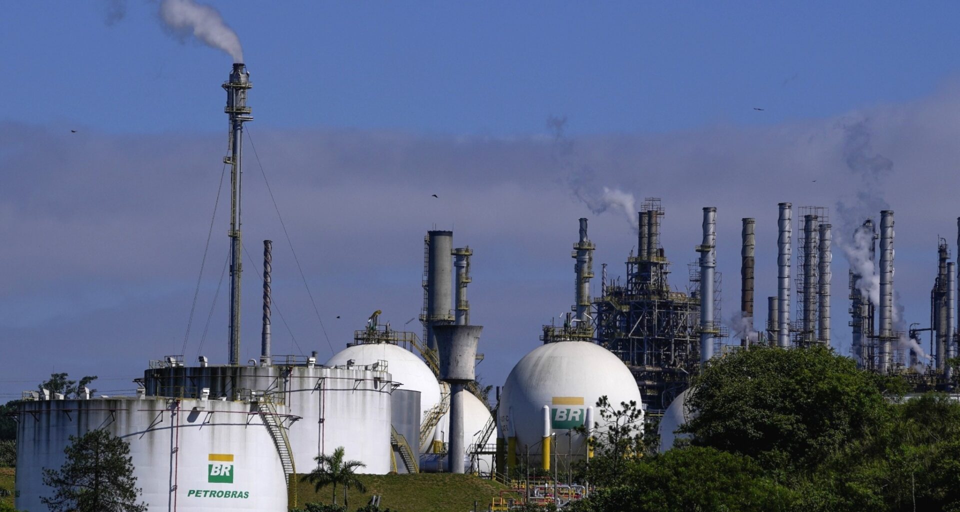 Statliga pensionsfonden investerar miljarder i kol- och oljejättar - Ekot