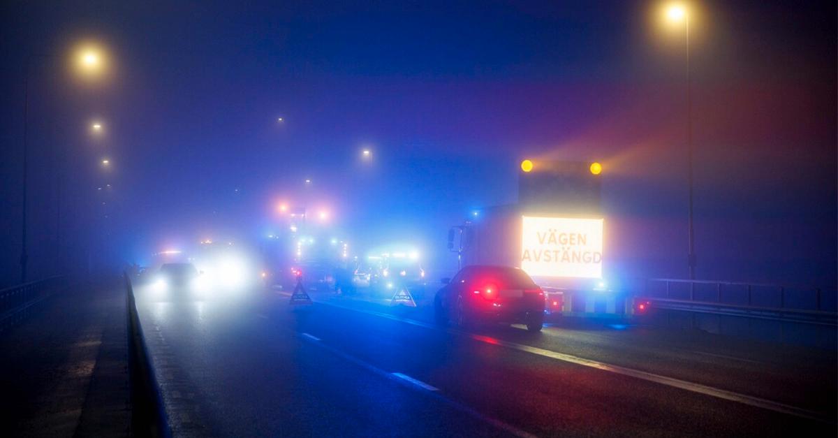 Flera bilar har krockat på Jordfallsbron mellan Bohus och Kungälv
