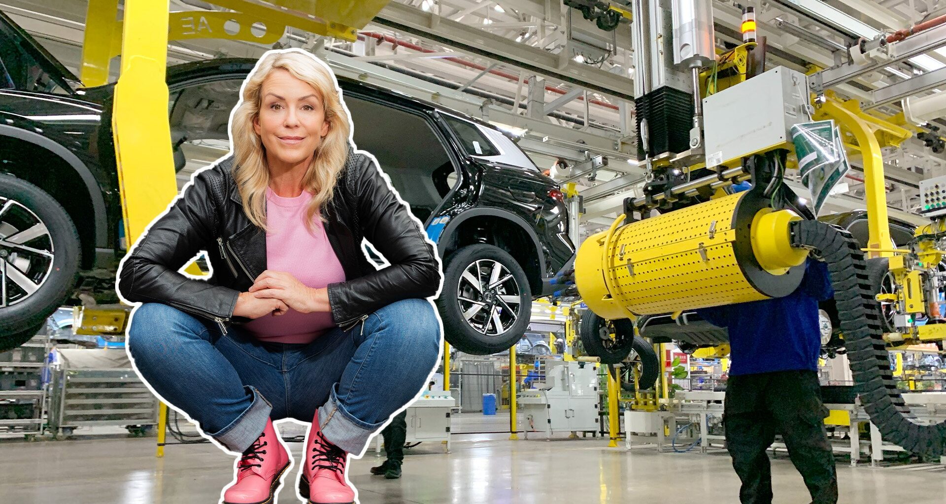 Karin Adelsköld infälld på en bild på en bilfabrik.