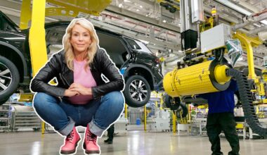 Karin Adelsköld infälld på en bild på en bilfabrik.