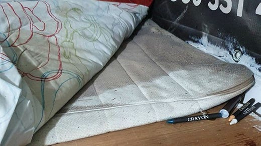 Det yngsta offret var 15 år gammal. Alla sov på bäddmadrasser på golvet.