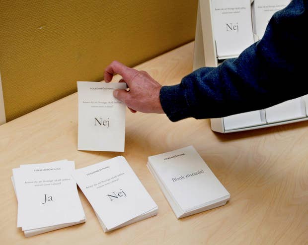 Den 14 september 2003 fick svenska folket säga sitt om EMU. 55,9 procent valde nej-sedeln, 42,0 procent valde ja och 2,1 procent röstade blankt.