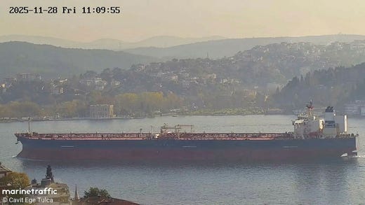 Fartyget Kairos seglar under gambisk flagg.