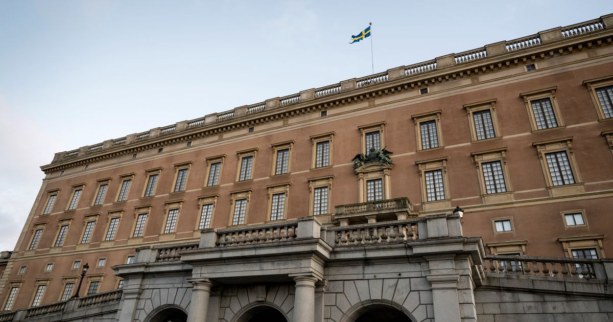 Tidigare anställd vid hovet åtalas för barnsexbrott