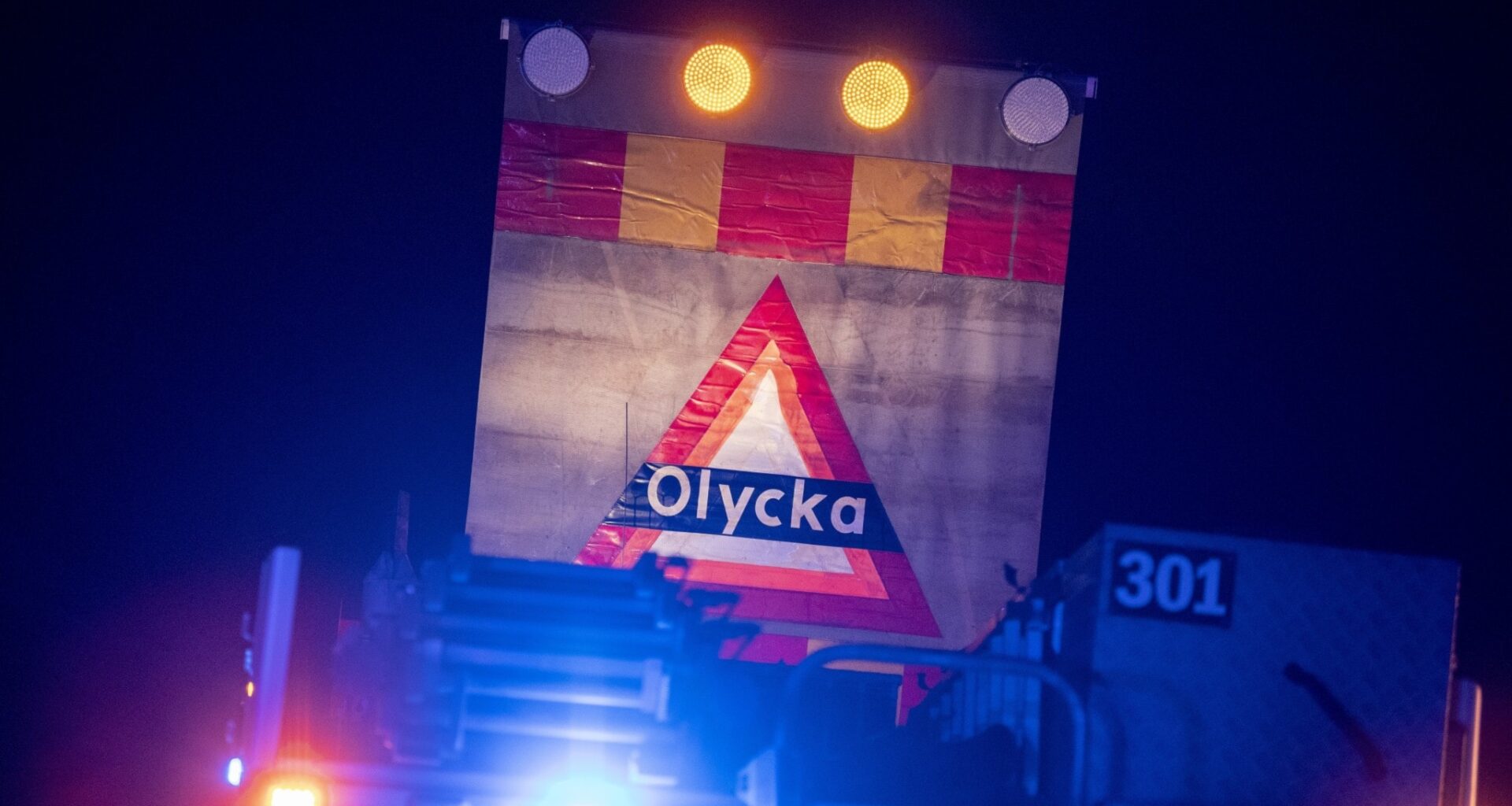 Bil voltade på E18 – två personer till sjukhus - Sveriges Radio