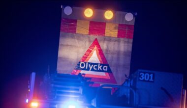 Bil voltade på E18 – två personer till sjukhus - Sveriges Radio