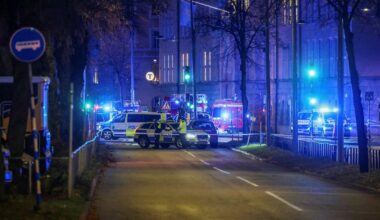 Buss har kört in i busskur på Östermalm – flera döda